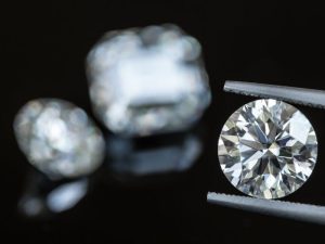 Read more about the article Ciri-Ciri hingga Cara Membedakan Berlian Asli dan Palsu Sebelum Membeli