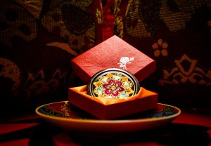 Read more about the article Cetak Box Souvenir Custom Solusi Tampil Mewah dan Berkelas