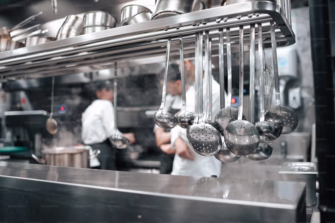 You are currently viewing Panduan Perawatan Alat-Alat Restoran Bermaterial Stainless Steel